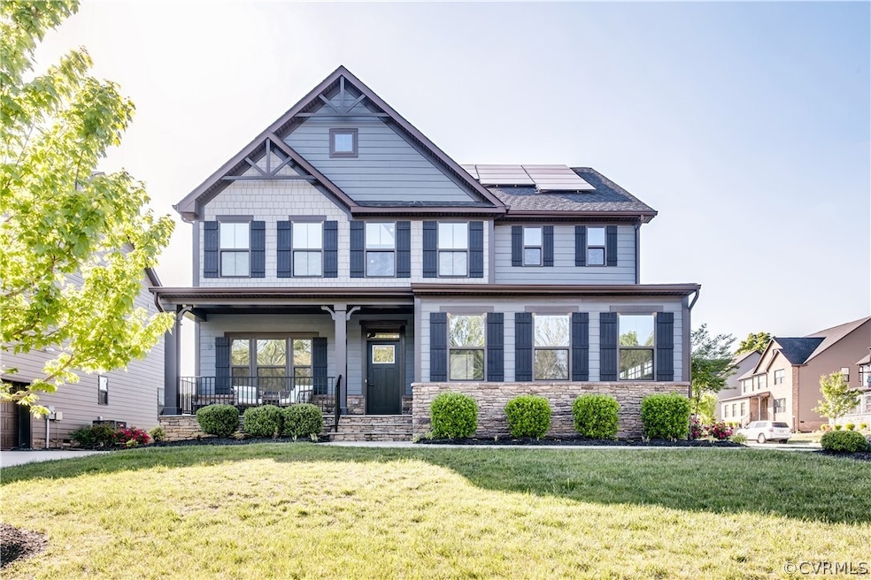 Craftsman house featuring covered porch and a fron