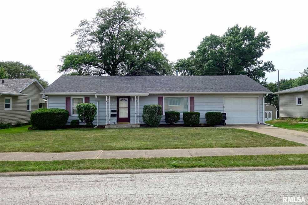 1833 W 38th Place, Davenport, IA 52806 - photo 1
