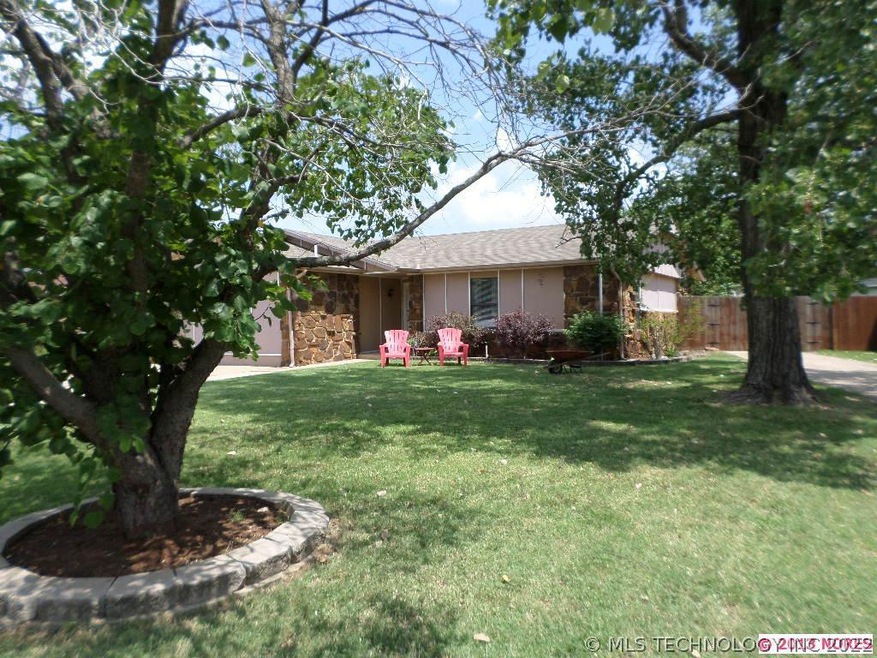 2 driveways, cul-de-sac, nice shade trees