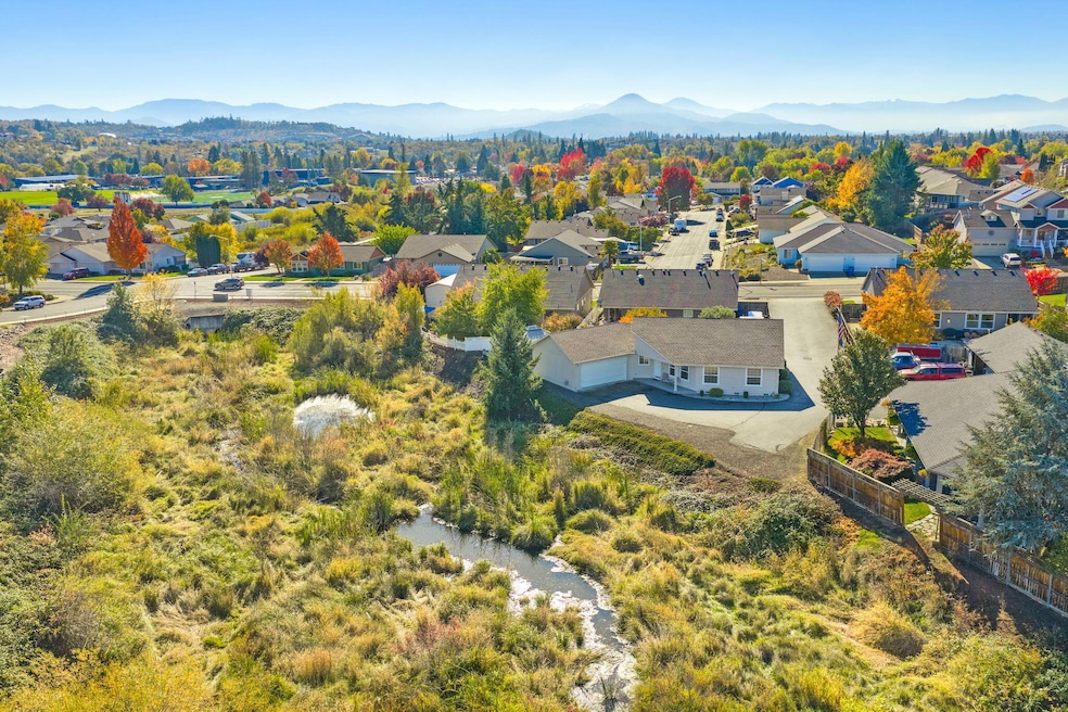 826 Crystal Dr, Eagle Point, OR 97524 - photo 1