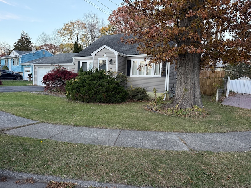 39 Tina Cir, Bridgeport, CT 06606 - photo 1