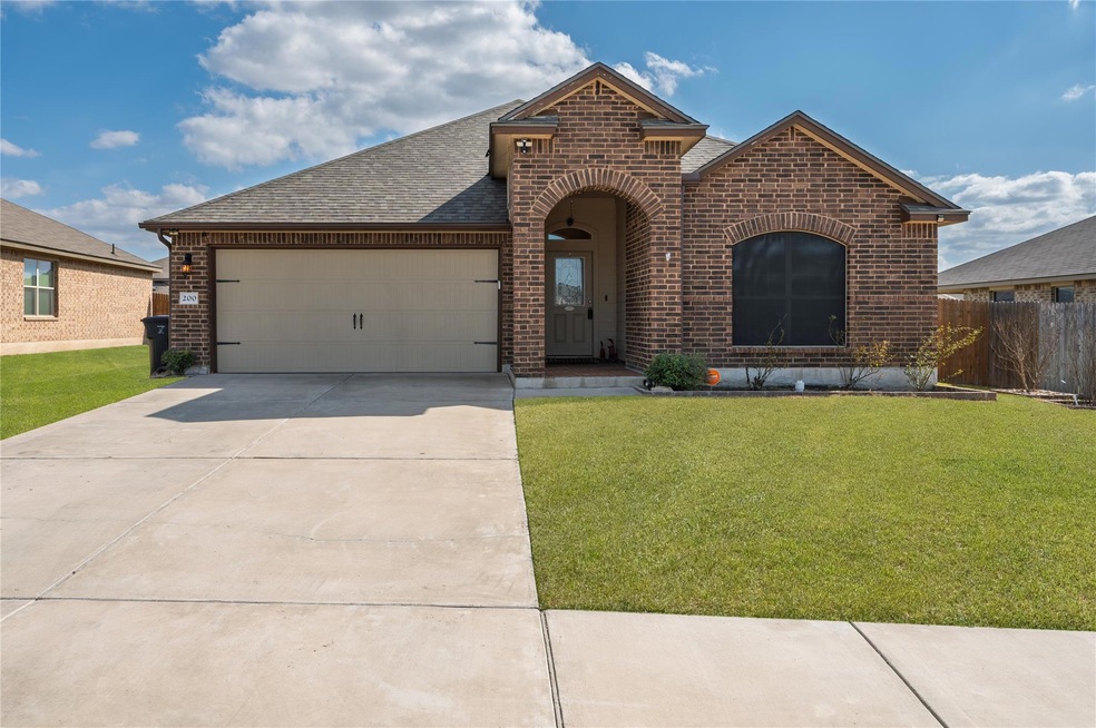 View of front of property featuring a front lawn,