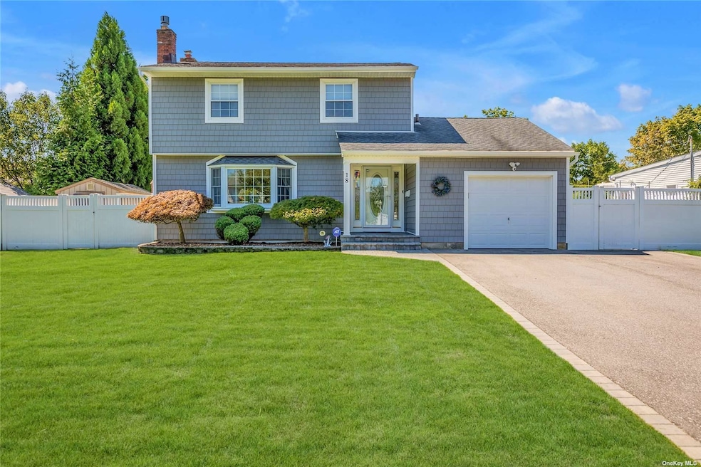 18 Seminole Dr, ComMacK, NY 11725 - photo 1