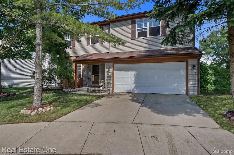 1121 Princeton Dr, Waterford, MI 48327 - photo 1