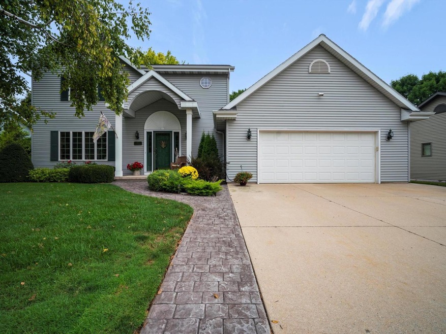 1924 Lexington Dr, Manitowoc, WI 54220 - photo 1