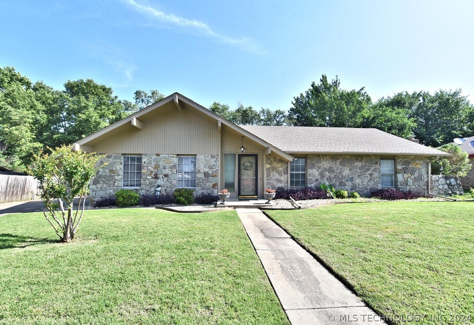 Beautiful Curb Appeal! Manicured Lawn, Landscape!