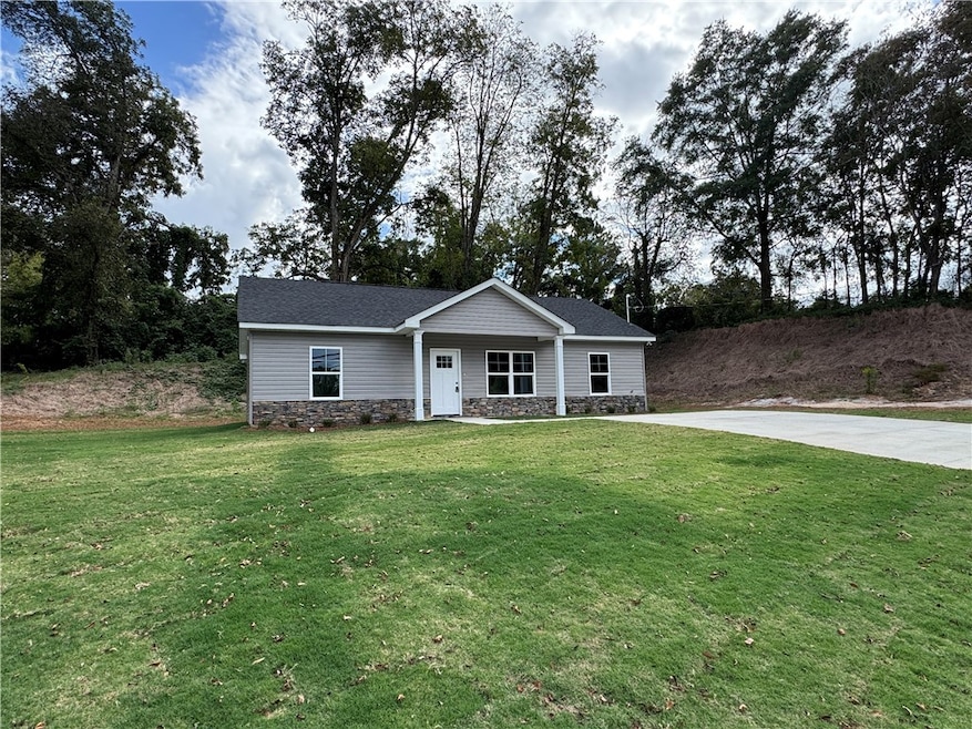 813 Cherry Dr, Lanett, AL 36863 - photo 1