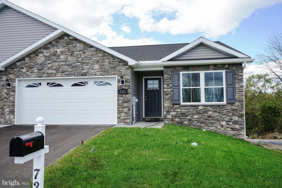 723 Shook Ct W, Greencastle, PA 17225 - photo 1