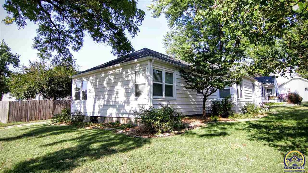 2316 SW 9th St, Topeka, KS 66606 - photo 1