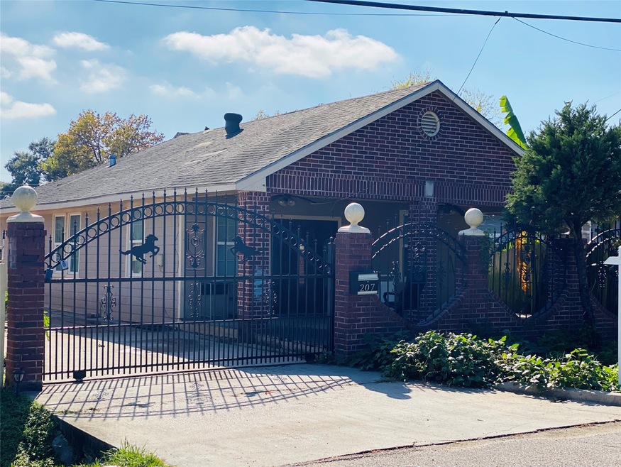 207 Coronado St, Houston, TX 77009 - photo 1