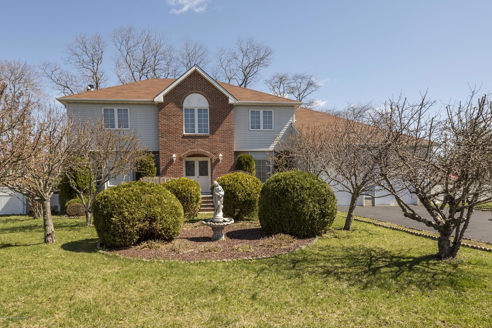 01_House Front-3