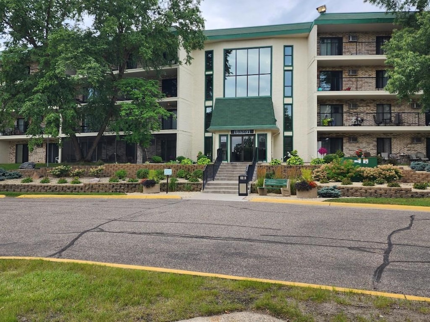 10501 Cedar Lake Rd unit 212, Hopkins, MN 55305 - photo 1