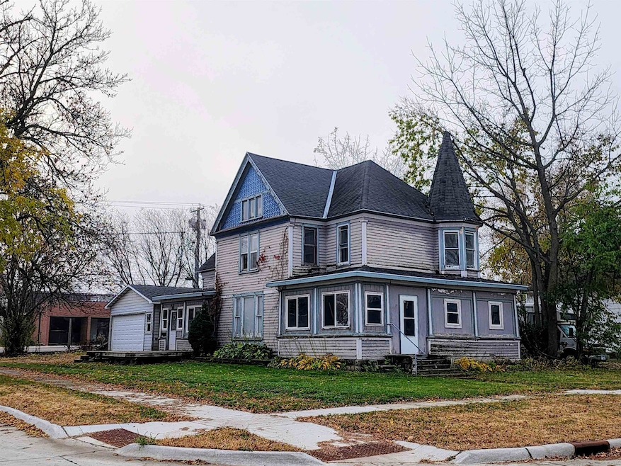 1102 Lake St, Emmetsburg, IA 50536 - photo 1