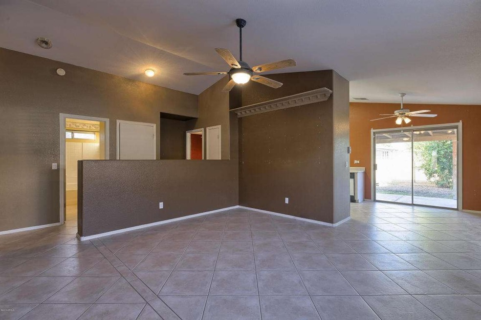 004_Family Room