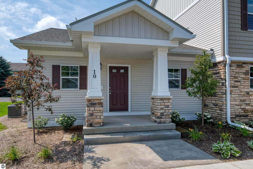 1548 Simsbury St unit 10, Traverse City, MI 49686 - photo 1