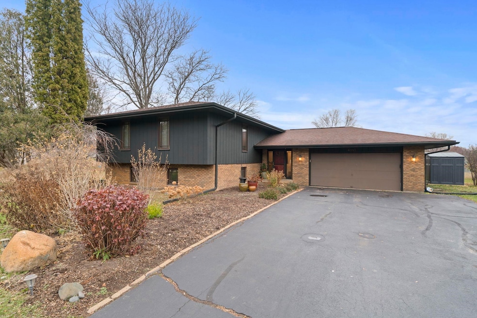 4085 Shorewood Dr, Rockford, IL 61101 - photo 1