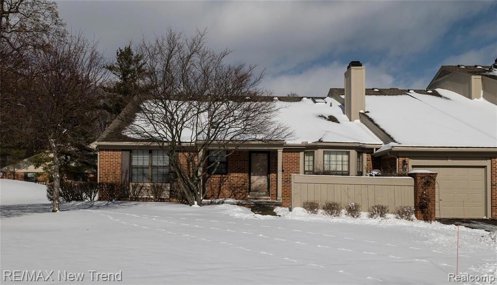 7364 Barrington Ct, West Bloomfield, MI 48322 - photo 1