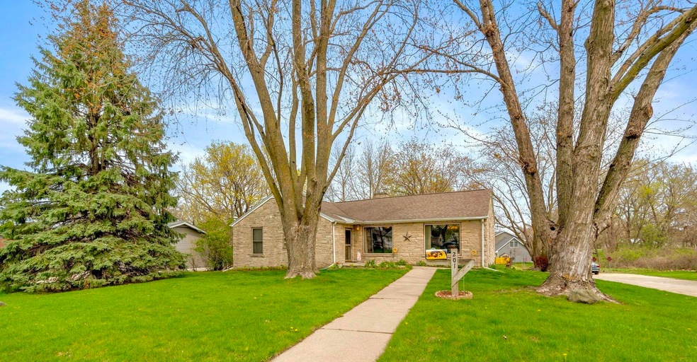 201 N Division St, Cedar Falls, IA 50613 - photo 1