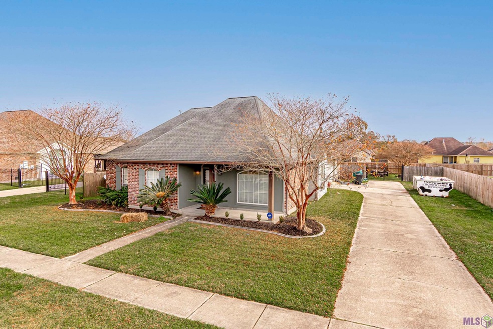 6428 Woodside Dr, Zachary, LA 70791 - photo 1