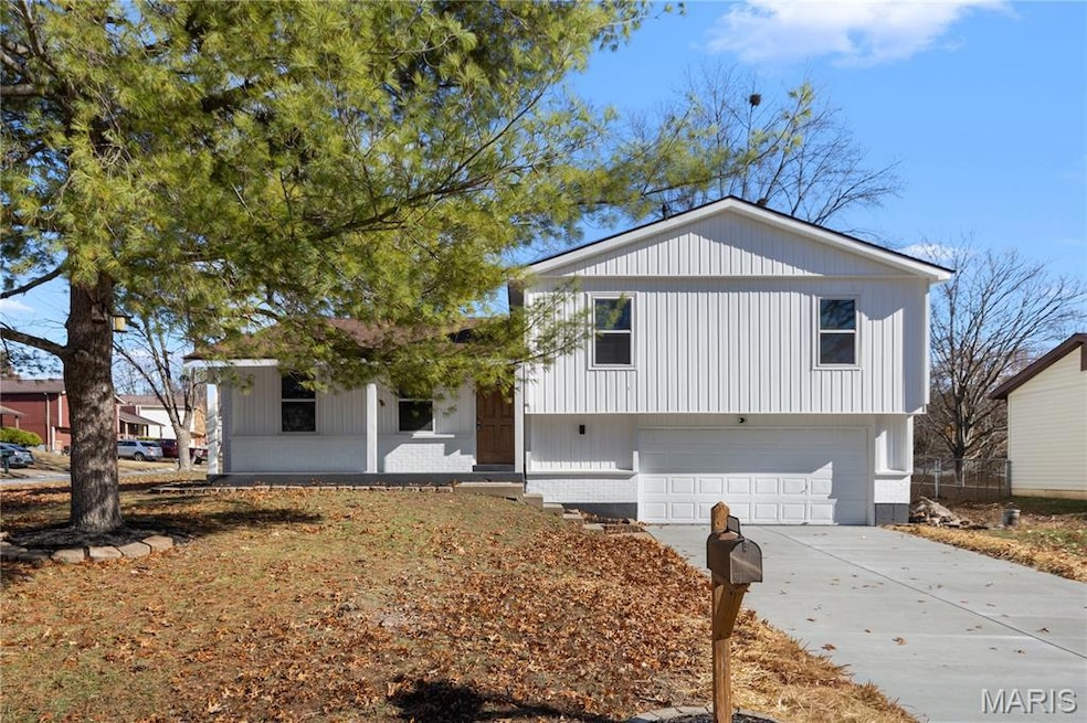 512 Chele Dr, Saint Charles, MO 63304 - photo 1