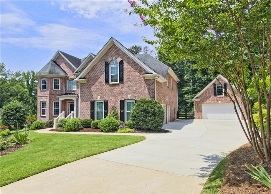 WELCOME TO YOUR EXQUISITE HOME LOCATED ON A PRIVAT