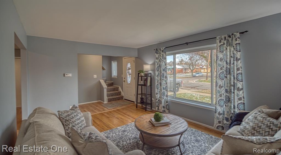Beautiful open entryway leads right into living rm