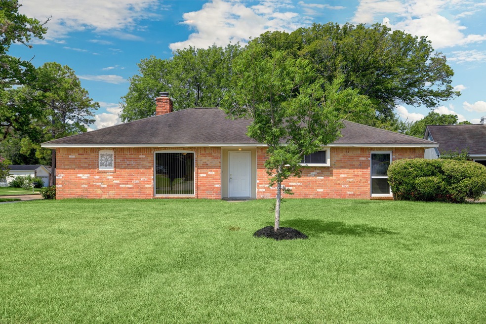 16910 Ravine Cir, Friendswood, TX 77546 - photo 1