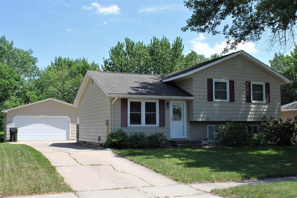 1315 Edgewood Dr, Waterloo, IA 50701 - photo 1