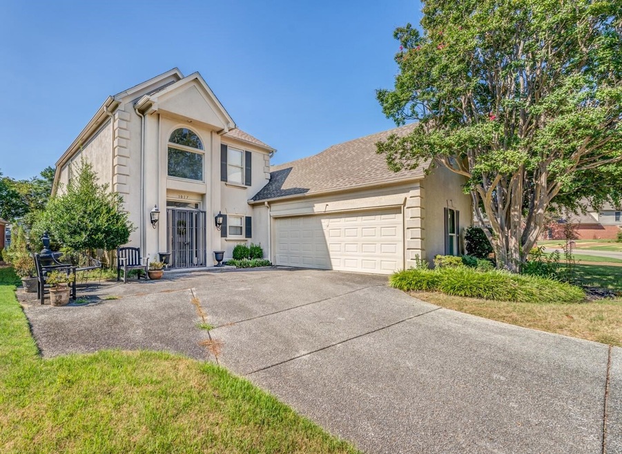 View of front of house with a garage and a front l