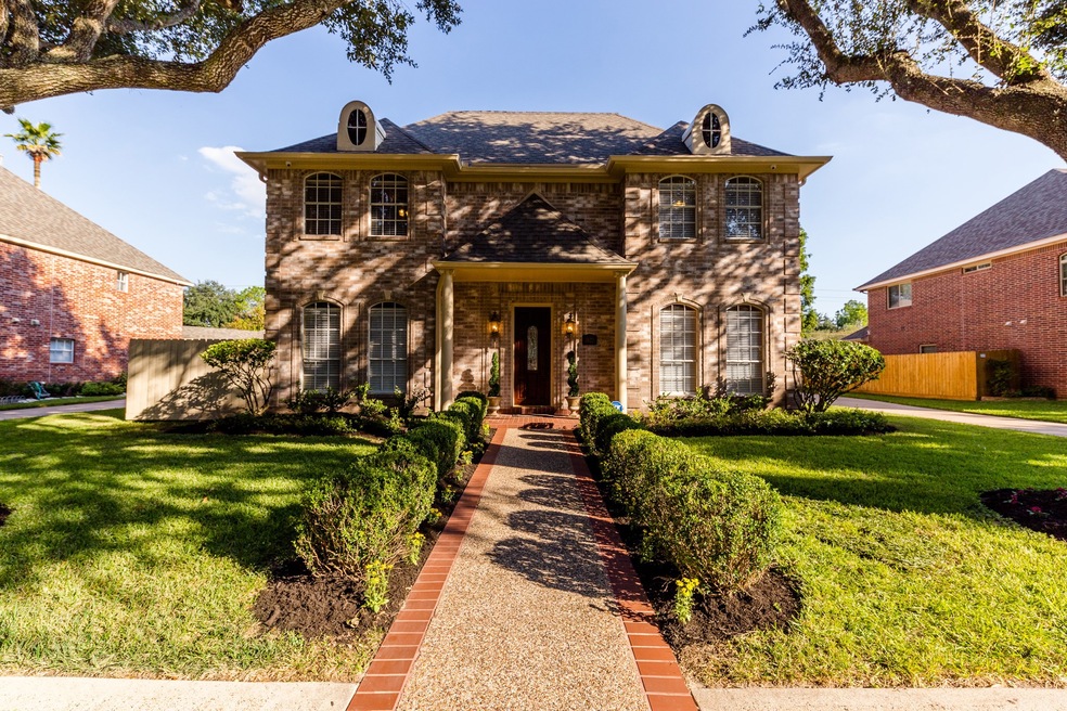 The Aida Younis Team presents 1822 Lakebend Dr!