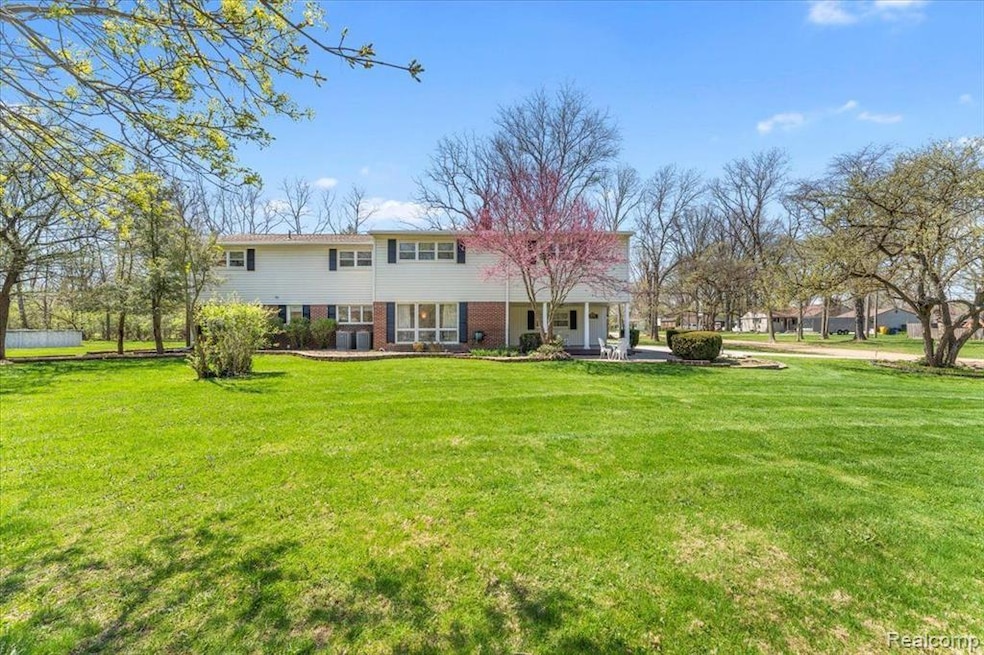 Welcome to 21220 Thorofare Rd, Grosse Ile, MI