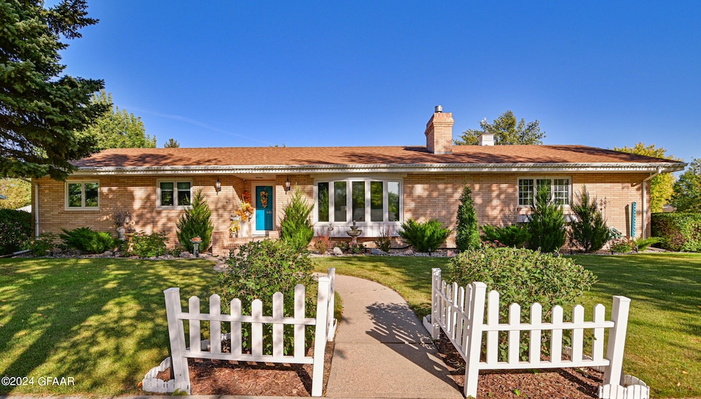 721 5th Ave SE, East Grand Forks, MN 56721 - photo 1