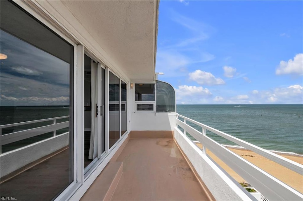 .Balcony:Step out from the great room to jaw-dropping, oceanfront glory