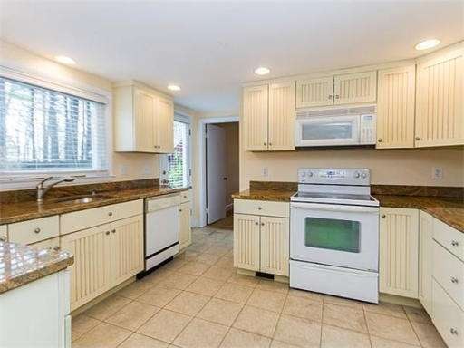 185 Worcester Ln, Waltham, MA 02451 - photo 1