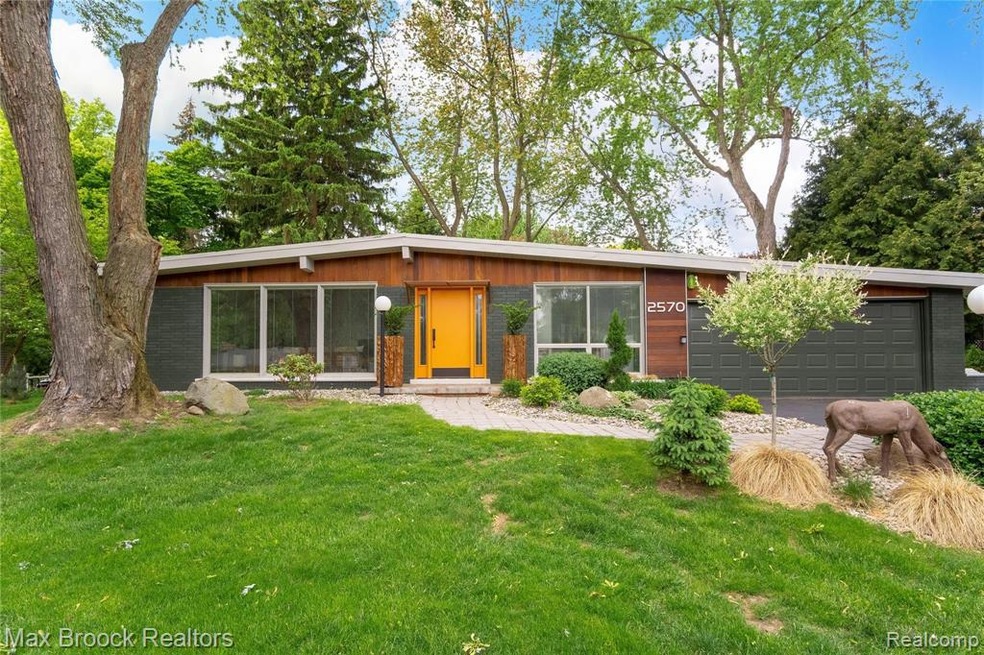 2570 W Hickory Grove Rd, Bloomfield Hills, MI 48302 - photo 1