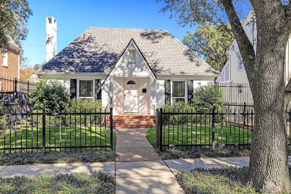 Welcome to charming 2324 Dryden! Two live oak tree