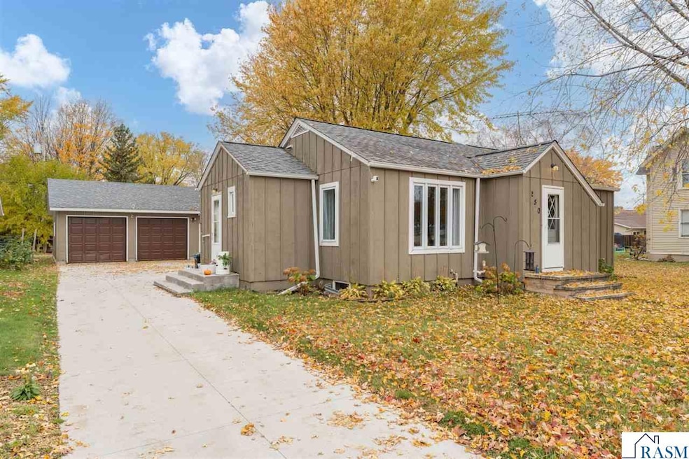 250 S Cordova Ave, Le Center, MN 56057 - photo 1