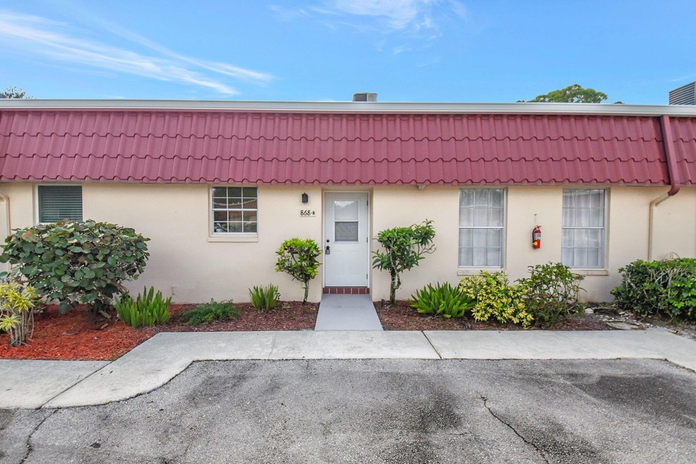 868 Worcester B Ln unit B, Lake Worth, FL 33467 - photo 1