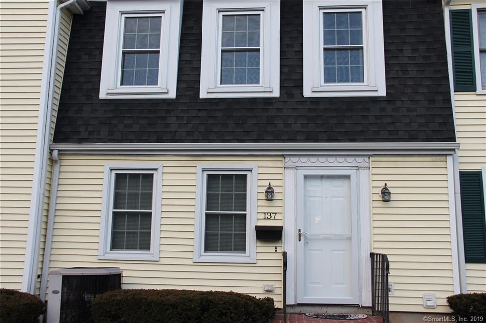 137 Oldfield Rd unit 137, Fairfield, CT 06824 - photo 1