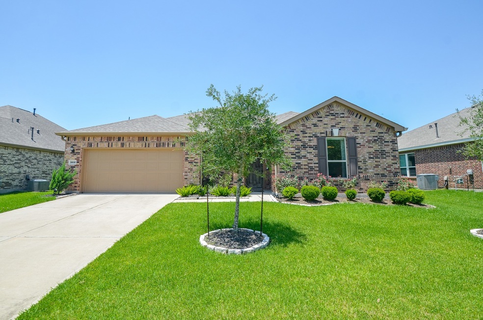 3808 Canterbury Park Dr, Pearland, TX 77584 - photo 1