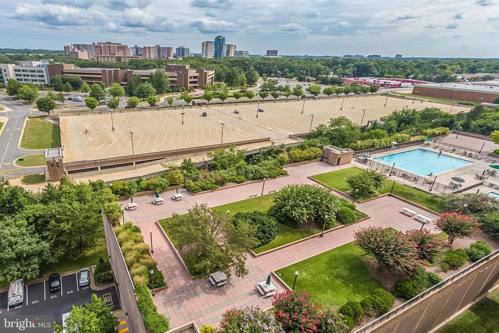 3709 S George Mason Dr unit 1215, Baileys Crossroads, VA 22041 - photo 1