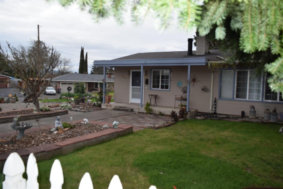 501 Hazel St, Central Point, OR 97502 - photo 1