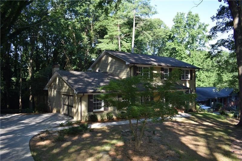 657 Robinhood Trail, Gainesville, GA 30501 - photo 1