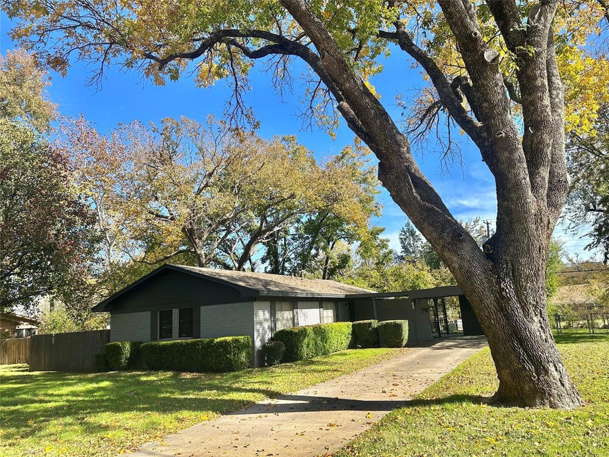 304 Line Dr, Gainesville, TX 76240 - photo 1