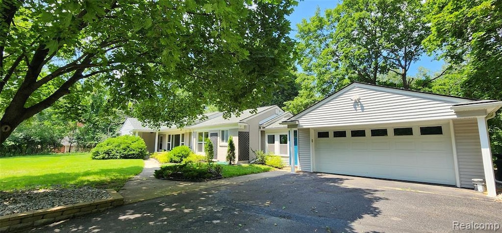 25400 W 14 Mile Rd, Bloomfield Hills, MI 48301 - photo 1