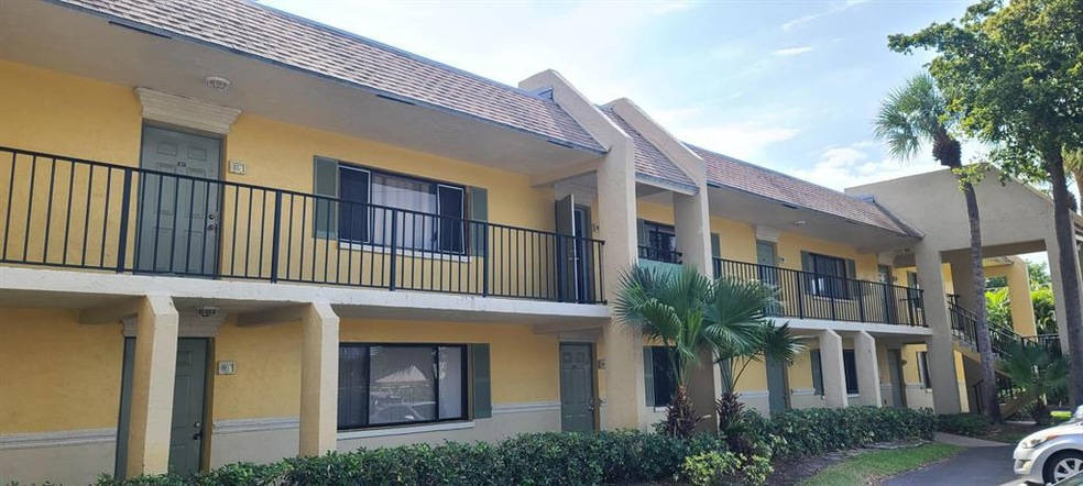 818 Meadows Cir, Boynton Beach, FL 33436 - photo 1