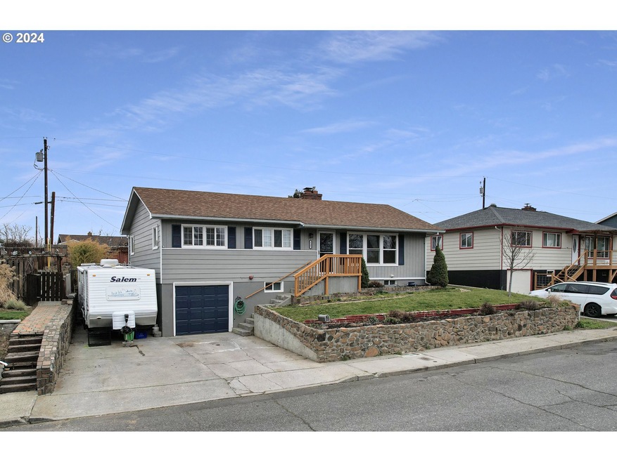 727 E 20th St, the Dalles, OR 97058 - photo 1