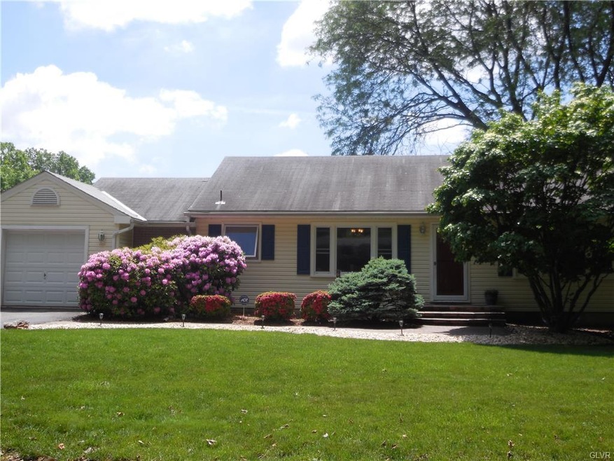 A welcoming 3124 Cambridge Circle home!