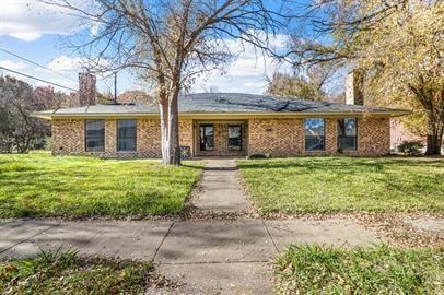 Single story home with a front yard