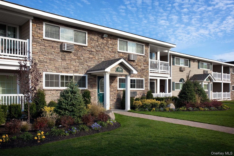 235 Lakeland Ave unit 2-4D, Sayville, NY 11782 - photo 1